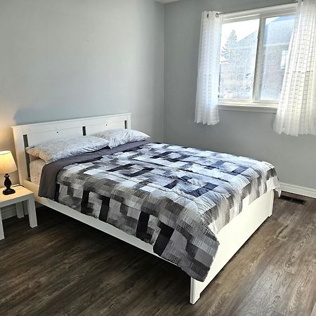 Modern Quiet Home By The Airport Mississauga Ngoại thất bức ảnh