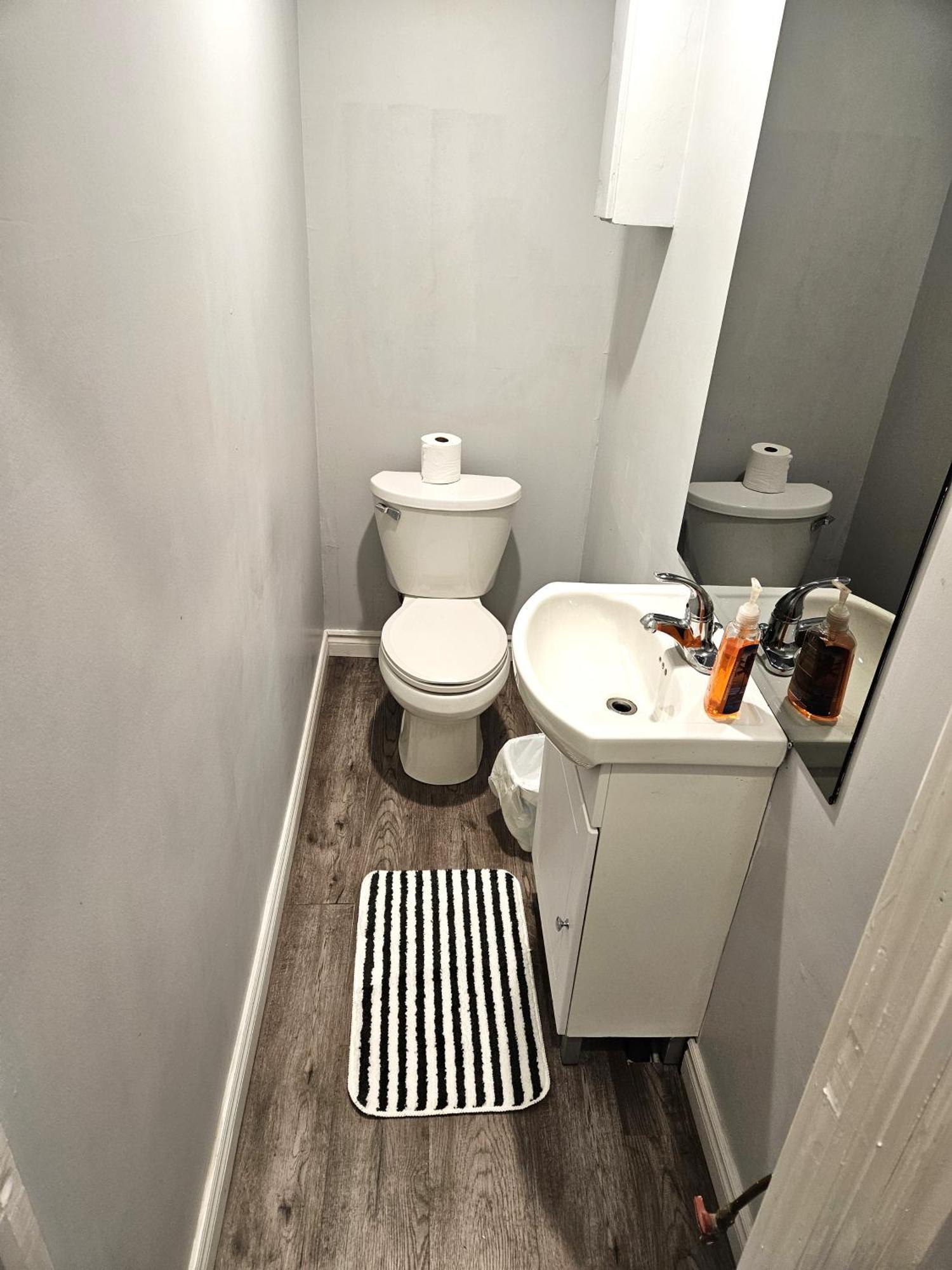 Modern Quiet Home By The Airport Mississauga Ngoại thất bức ảnh