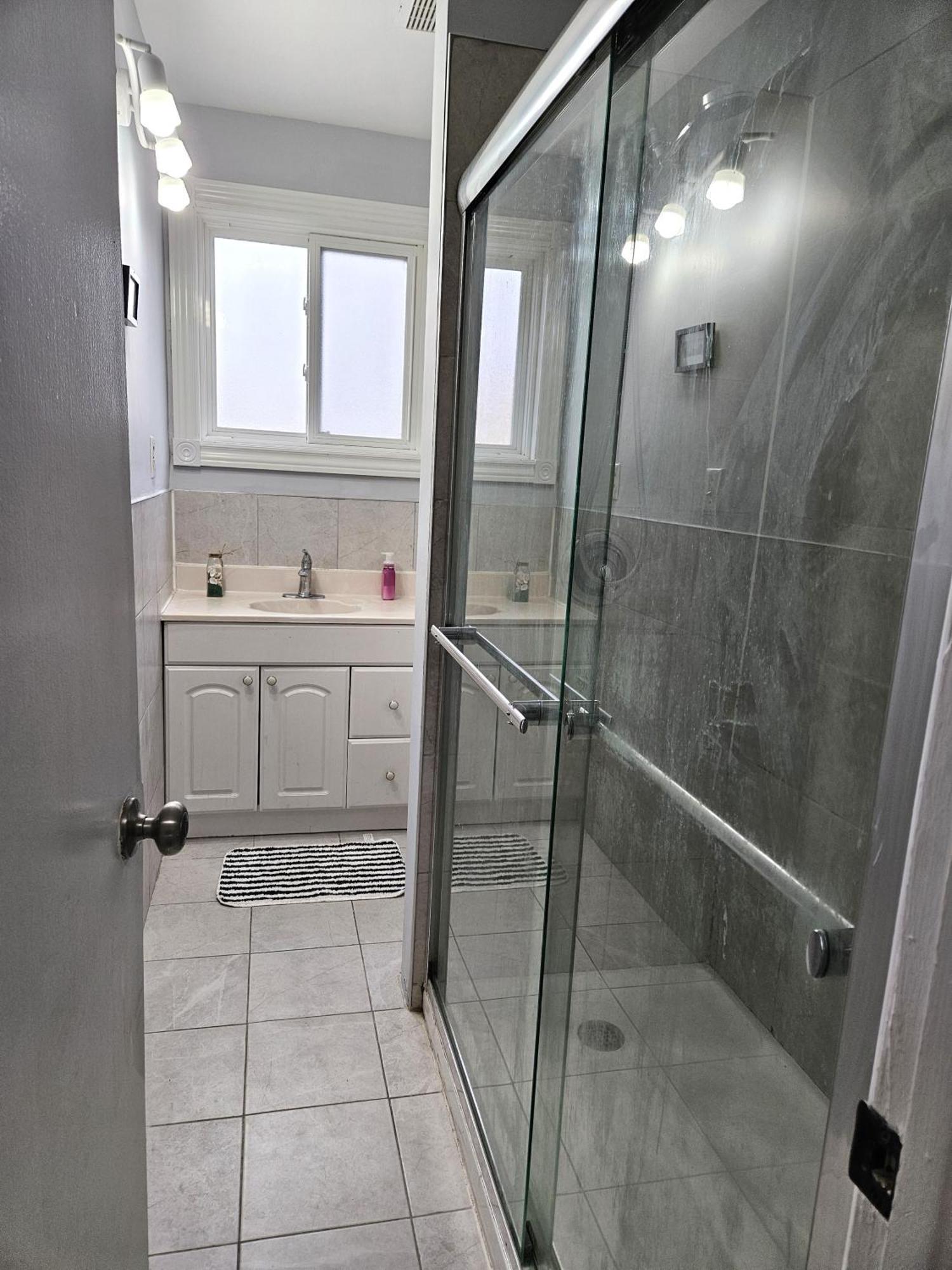 Modern Quiet Home By The Airport Mississauga Ngoại thất bức ảnh