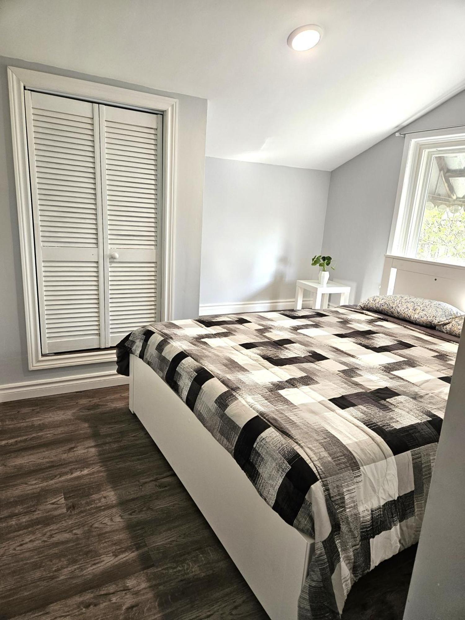 Modern Quiet Home By The Airport Mississauga Ngoại thất bức ảnh